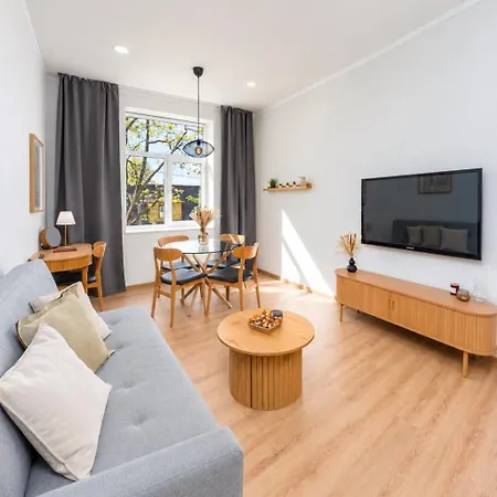 Apartment Freshly Renovated 24h Check In Available Free Parking And Parking For Campervan Available *
