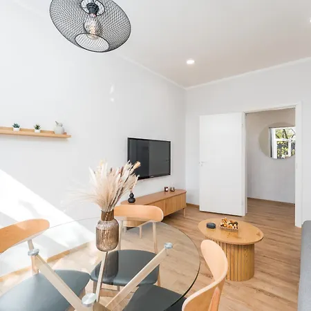 Apartment Freshly Renovated 24h Check In Available Free Parking And Parking For Campervan Available