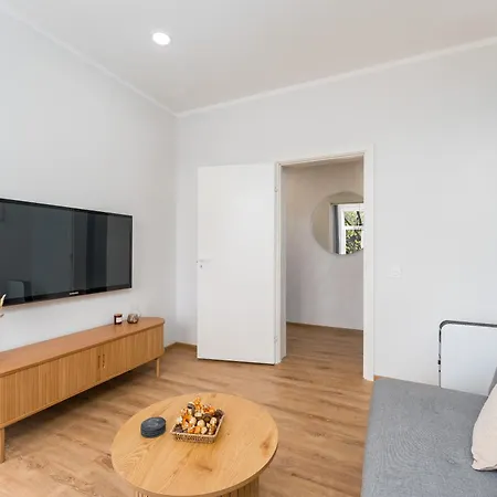 Freshly Renovated 24h Check In Available Free Parking And Parking For Campervan Available Apartment *